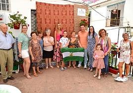 Nieves Cortés (holding flag).