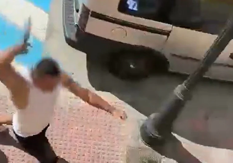Watch as road rage incident leads to knife chase in Fuengirola street