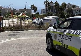 The 061 helicopter during the transfer of the injured man this Saturday in Nerja.