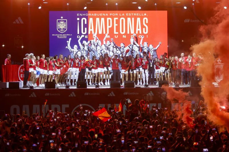 Imagen Principal - En imágenes: Los campeones españoles de la Copa Mundial de la FIFA recibirán las medallas de oro de la Real Orden del Mérito Deportivo