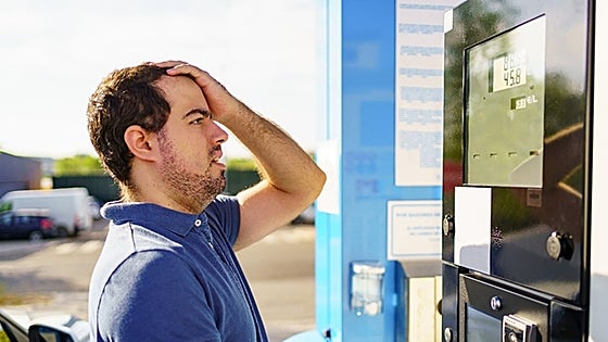 Why are we paying between 12 and 15 euros more for average tank of petrol and diesel in Spain this August?