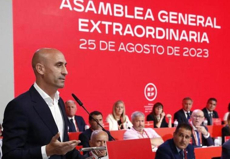 Defiant head of Spanish football Luis Rubiales stands his ground and refuses to step down