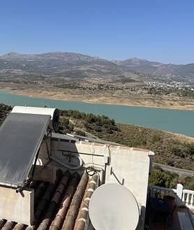 Imagen secundaria 2 - The damaged gate outside David James' property; James' Mercedes; view from James' house overlooking La Viñuela reservoir