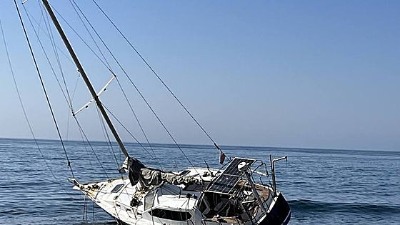 Marbella town hall to finally remove and scrap sail boat stranded on San Pedro beach for several weeks