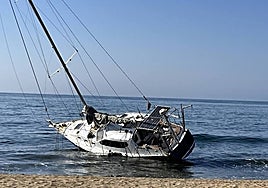 The boat has been stranded on the shore near Nuevo Reino chiringuito in San Pedro Alcántara for several weeks.