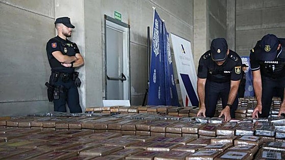 Watch as biggest-ever haul of cocaine in Spain is discovered in major port on south coast