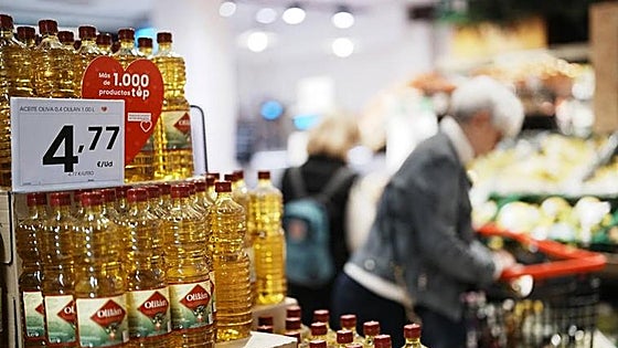 Households in Spain are shopping less at the supermarket than a year ago, but spending 11% more