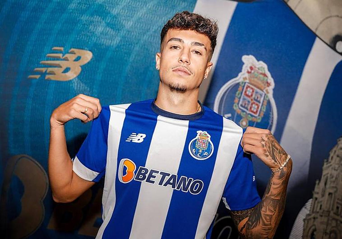 Iván Jaime poses with the Porto shirt.
