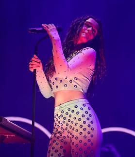 Imagen secundaria 2 - In photos and video: Cala Mijas music festival kicks off the weekend in style