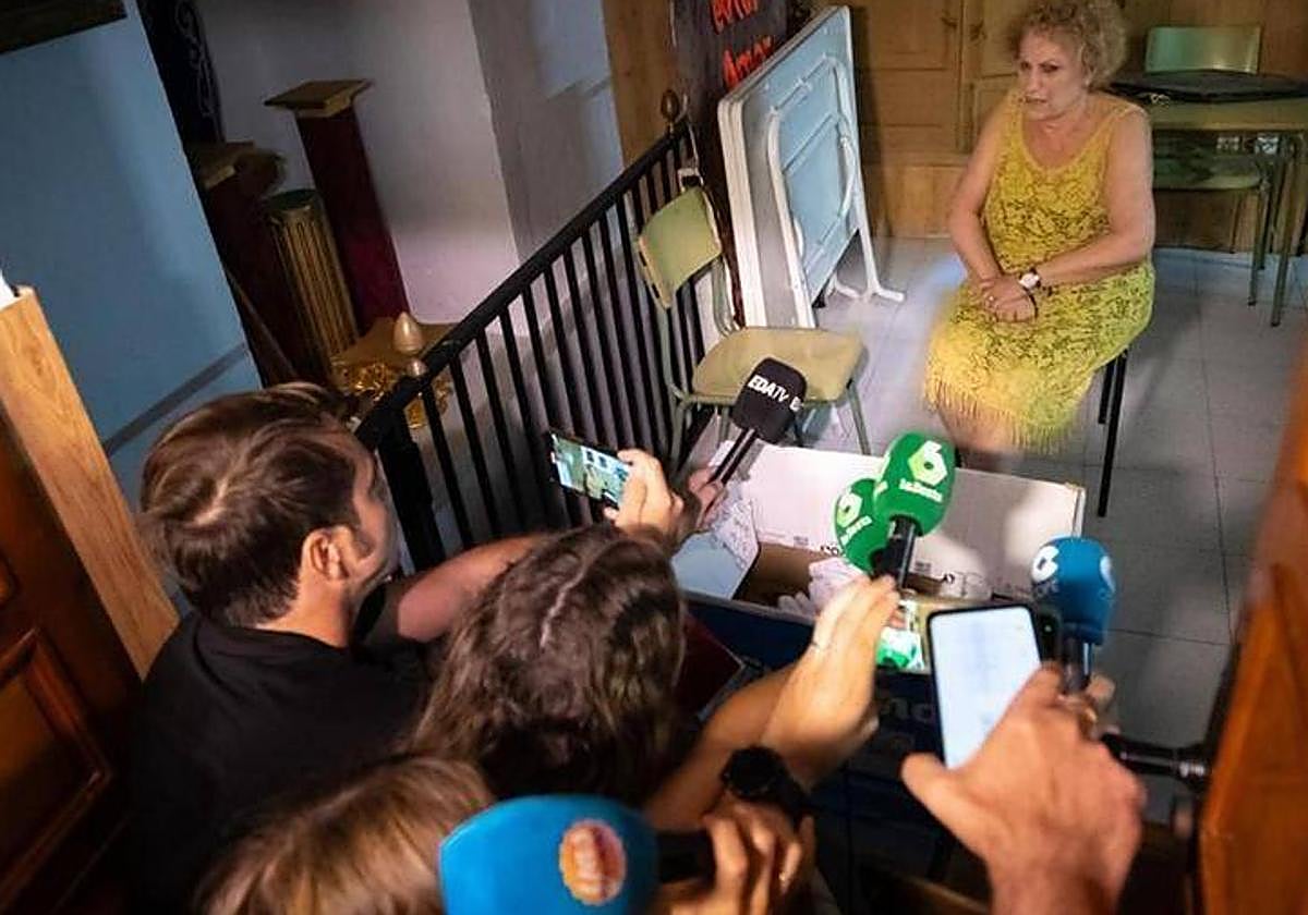 Ángeles Béjar, mother of Luis Rubiales, when she made an appearance before the press.