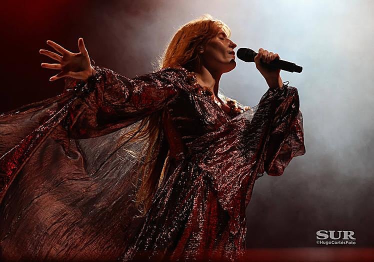 Imagen principal - Florence And The Machine, the headline act of the last night at Cala Mijas.