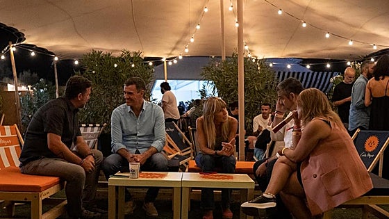 Spain's acting PM Pedro Sánchez enjoys one of his favourite bands at Cala Mijas festival