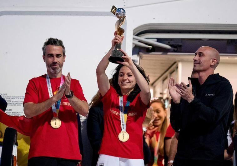 Ivana Andrés when she arrived in Madrid with the World Cup trophy, alongside former coach Jorge Vilda (left) and Luis Rubiales, RFEF president.