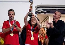 Ivana Andrés when she arrived in Madrid with the World Cup trophy, alongside former coach Jorge Vilda (left) and Luis Rubiales, RFEF president.