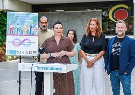 Margarita del Cid announces the autism conference.