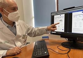 Miguel Ángel Almendro at work in the Opthalmology Unit of Malaga's Regional Hospital.