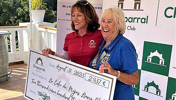 Mijas La Cala Lions receive cheque from local golfers