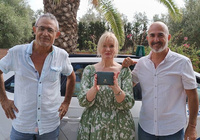 Wallet containing nearly 1,000 euros left in Malaga taxi is returned to its rightful owner