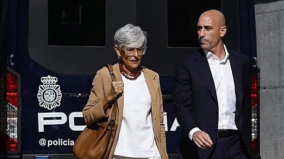 Judge imposes restraining order on Luis Rubiales and bans him from communicating with Jenni Hermoso following World Cup kiss controversy