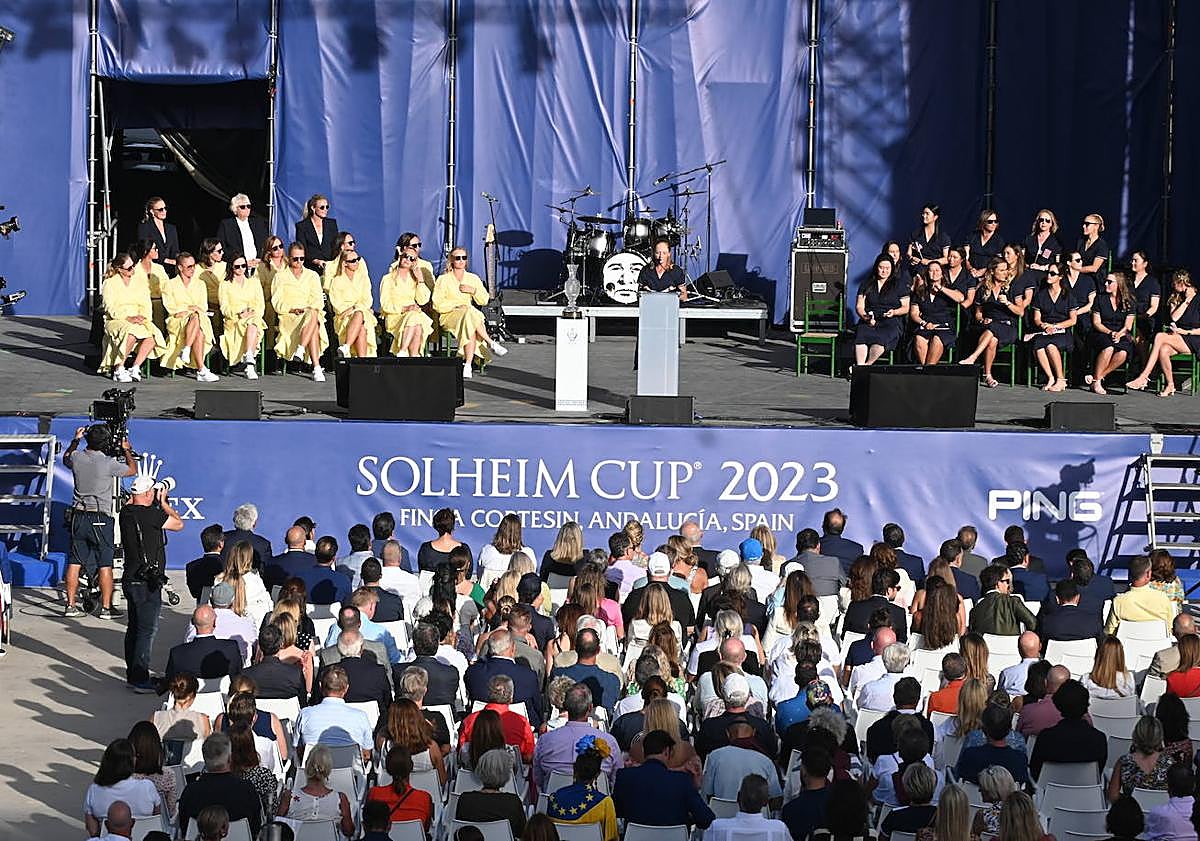 Imagen principal - The opening ceremony of the Solheim Cup at the Marbella Arena on Thursday evening. 