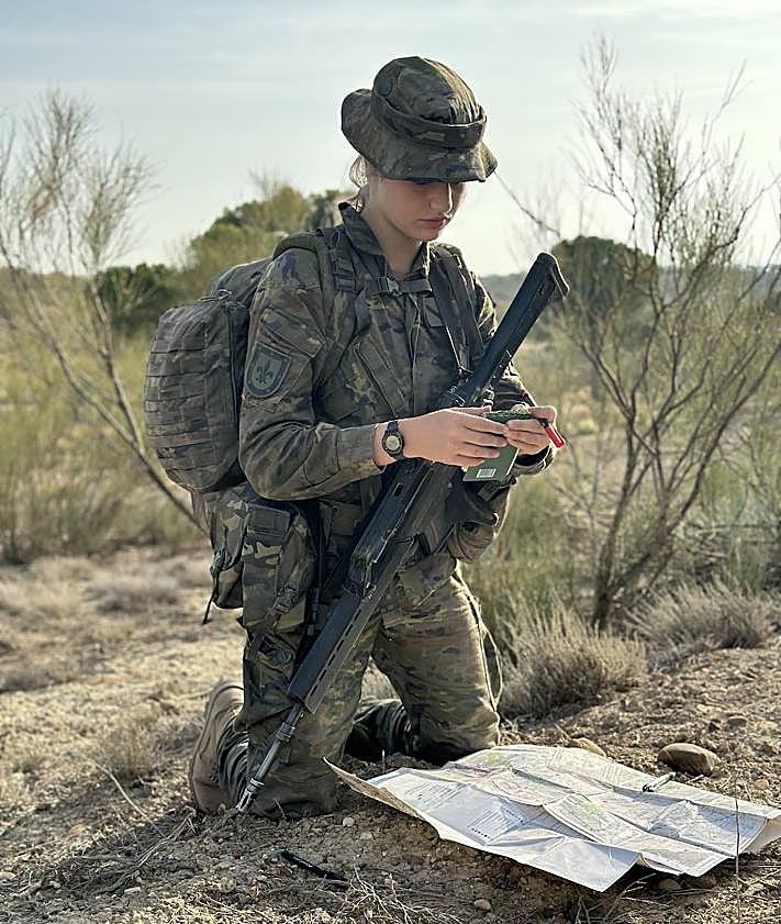 Imagen secundaria 2 - These are the photos of Spanish princess in military training that have gone viral