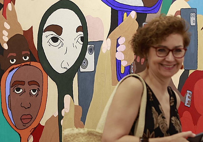 Mirrors vs. mobile phones is what the large mural 'La Soberbia' (Pride) shows.