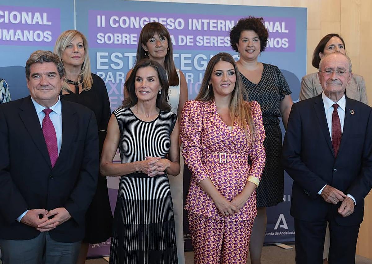 Imagen secundaria 1 - In pictures: Spain's Queen Letizia helps raise awareness of human trafficking problem during appearance at Costa del Sol conference