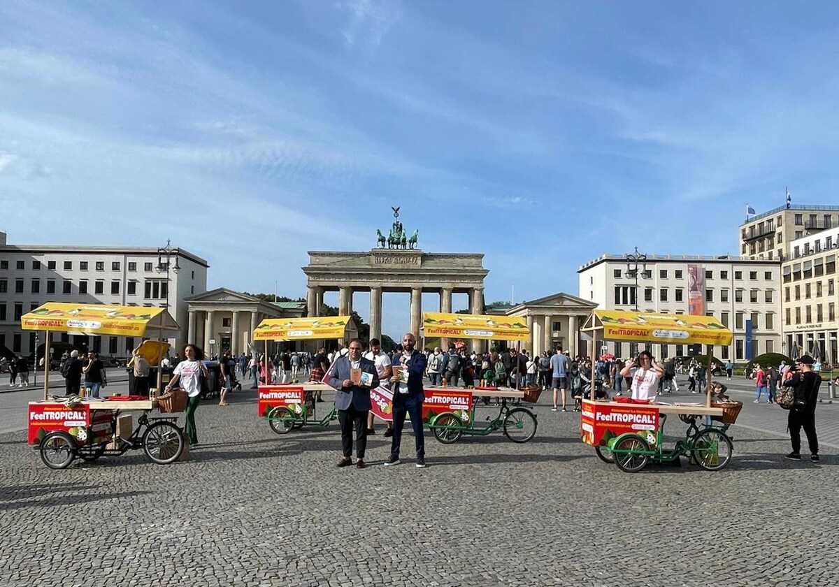 Almuñécar-La Herradura's Feel Tropical advertising bikes in front of the Brandenburg Gate.