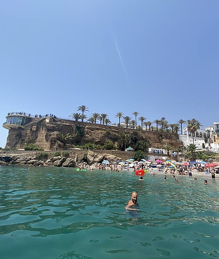 Imagen secundaria 2 - One of the historical photos of Calahonda beach, the town hall minutes referring to the Balcón, Calahonda beach today.