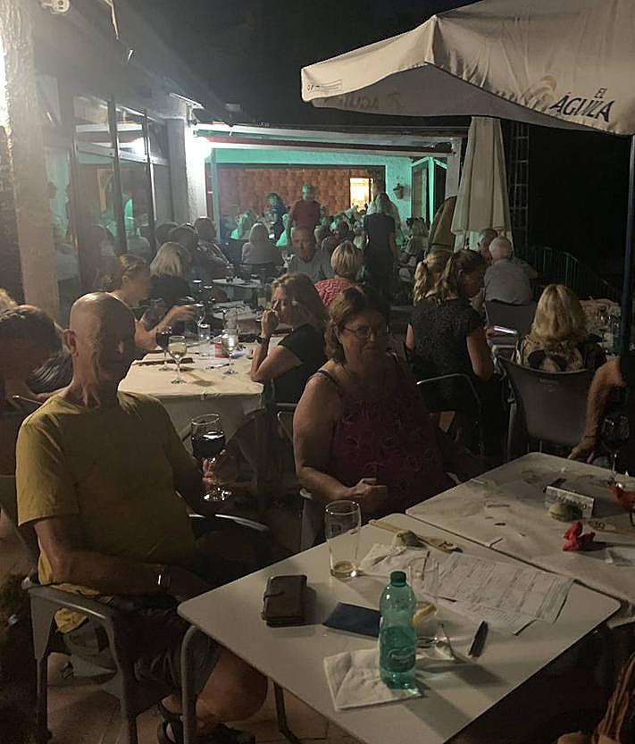 Imagen secundaria 2 - Photos of the tennis group at the final session.