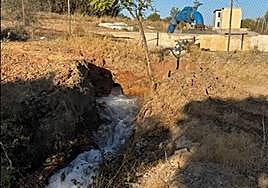 The stream of dirty water in El Pinillo.