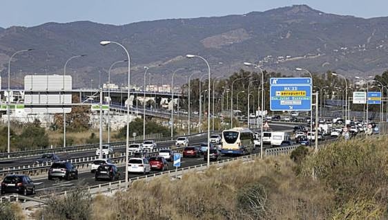 Traffic chaos on motorway near Malaga Airport after man threatens drivers with a knife