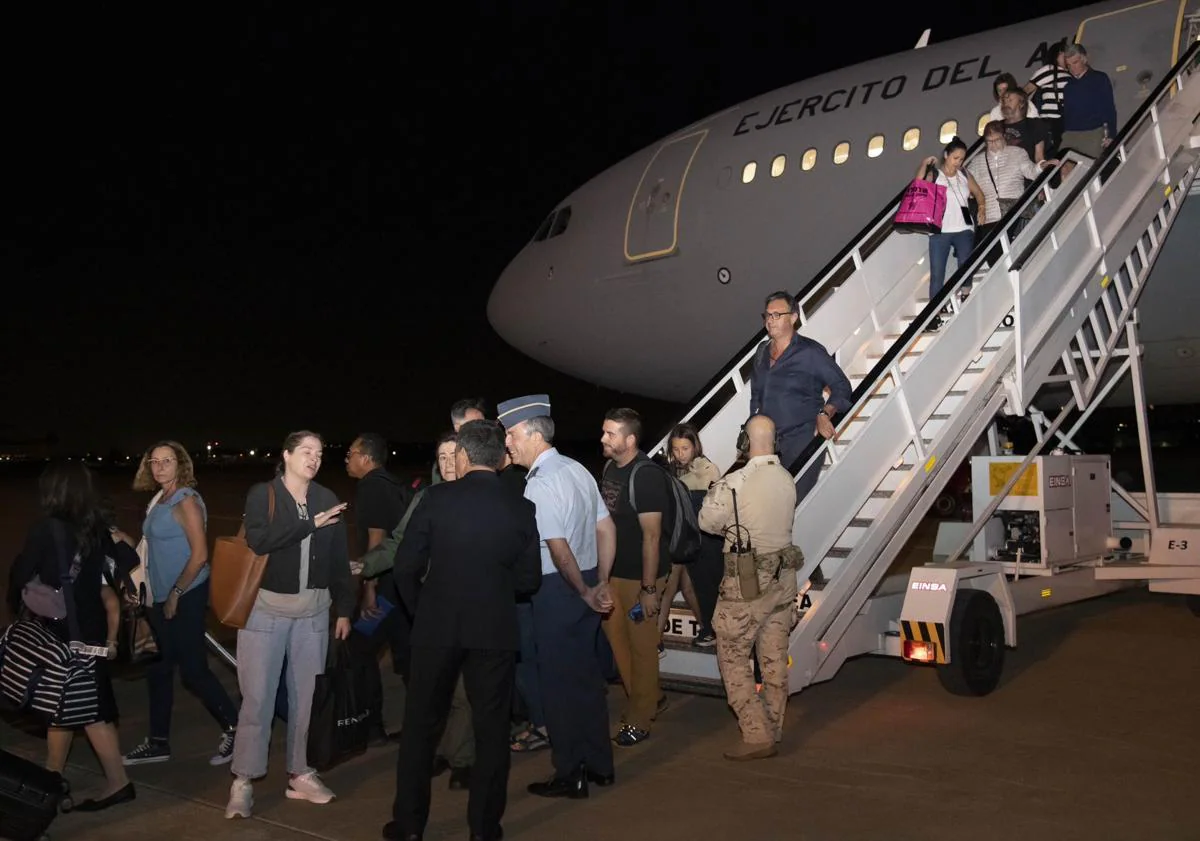 Imagen principal - First Spanish military plane arrives in Madrid with people evacuated from Israel