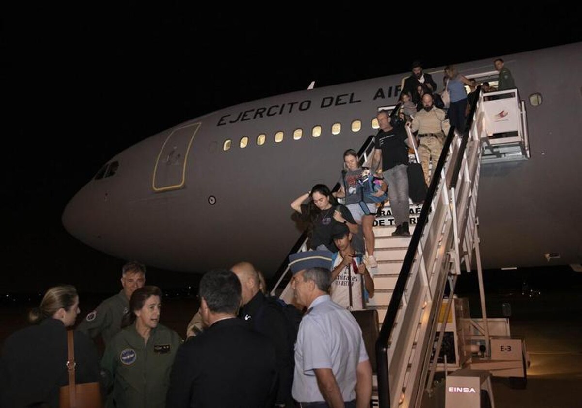 First Spanish military plane arrives in Madrid with people evacuated from Israel