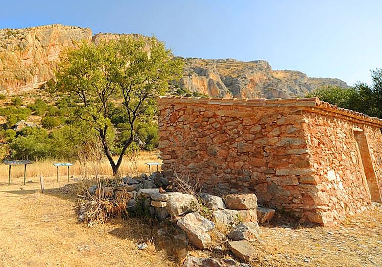 Vulture observatory in front of the Peñarrubia mountain range.