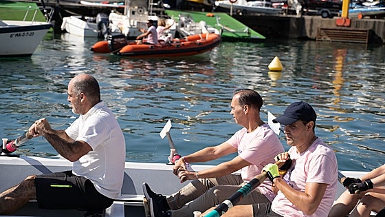 Mayor takes part in Benalmádena marina rowing event to support fight against breast cancer