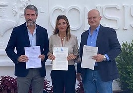 Juan Carlos Maldonado (Por Mi Pueblo), Ana Mata (PP) and Juan Carlos Cuevas (Vox), after registering the motion.