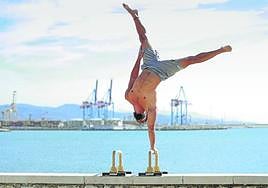 José López shows off his one-handed hand-stand on a kerb in Paseo Marítimo de Huelin.