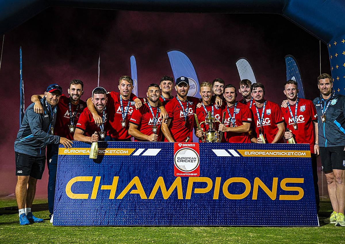 Imagen secundaria 1 - Spain on the final day of the championship and England XI's celebrations.