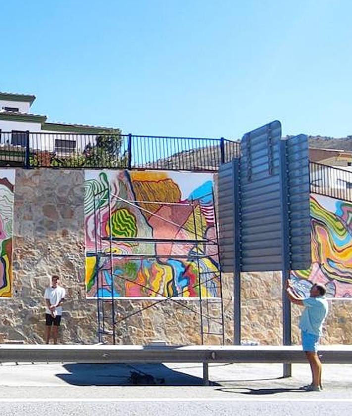 Imagen secundaria 2 - British artist Tom Glendenning with his mural