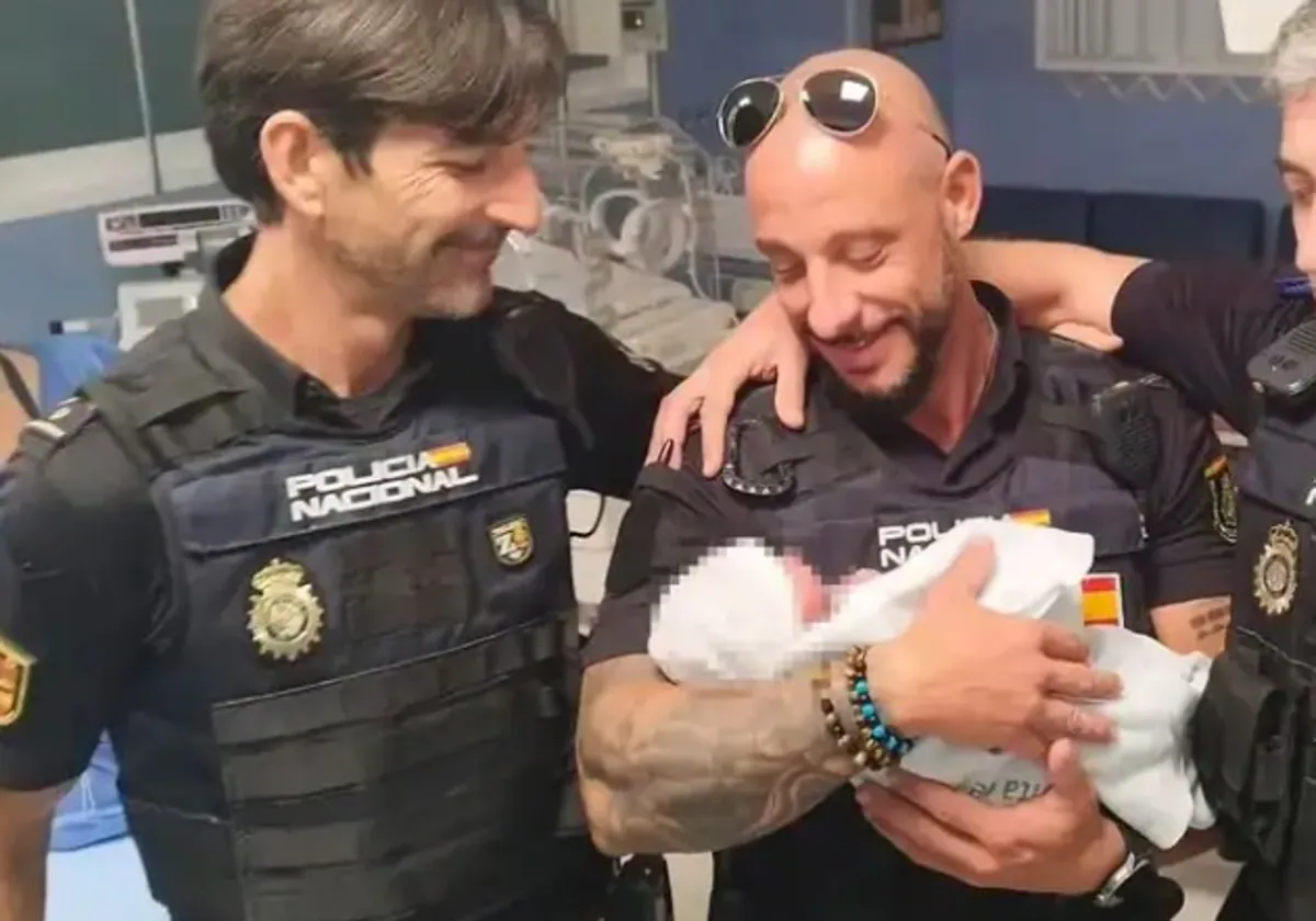 Little Ángela, with three of the police officers who rescued her after she was abandoned.