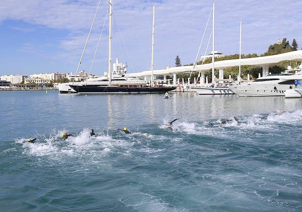 Imagen principal - In photos... Spain's best triathletes put on a show in Malaga's Muelle Uno marina