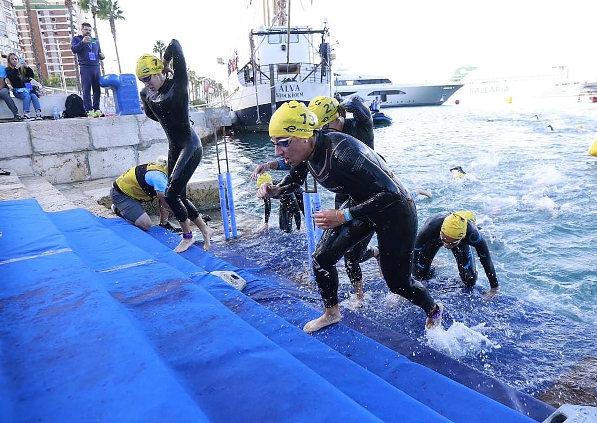 Imagen secundaria 1 - In photos... Spain's best triathletes put on a show in Malaga's Muelle Uno marina