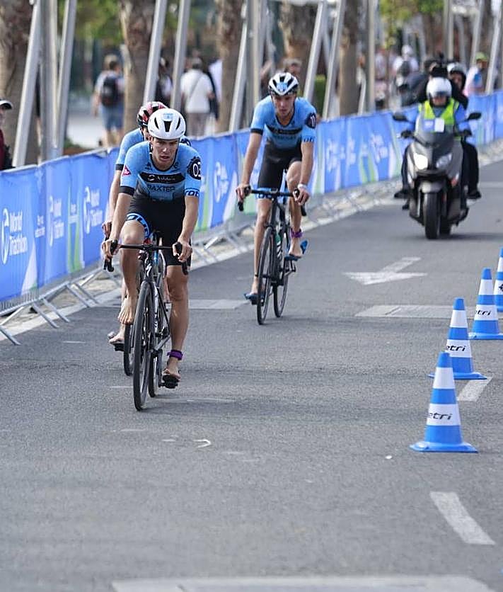 Imagen secundaria 2 - In photos... Spain's best triathletes put on a show in Malaga's Muelle Uno marina
