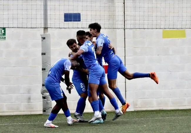 The El Palo players celebrate scoring against Betis Deportivo.