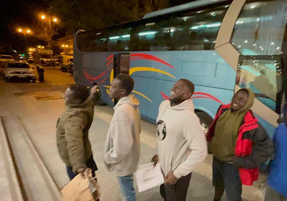 Imagen principal - In pictures and video: More than 200 migrants transferred from Spain's Canary Islands to four-star hotel on Costa del Sol
