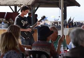Álvaro Bermúdez performs to diners outside a restaurant in Pedregalejo.