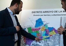 Councillor Juan Olea with the plan of the district of Arroyo de la Miel.