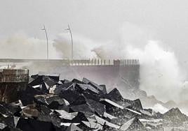 Crashing waves due to storm Ciarán.