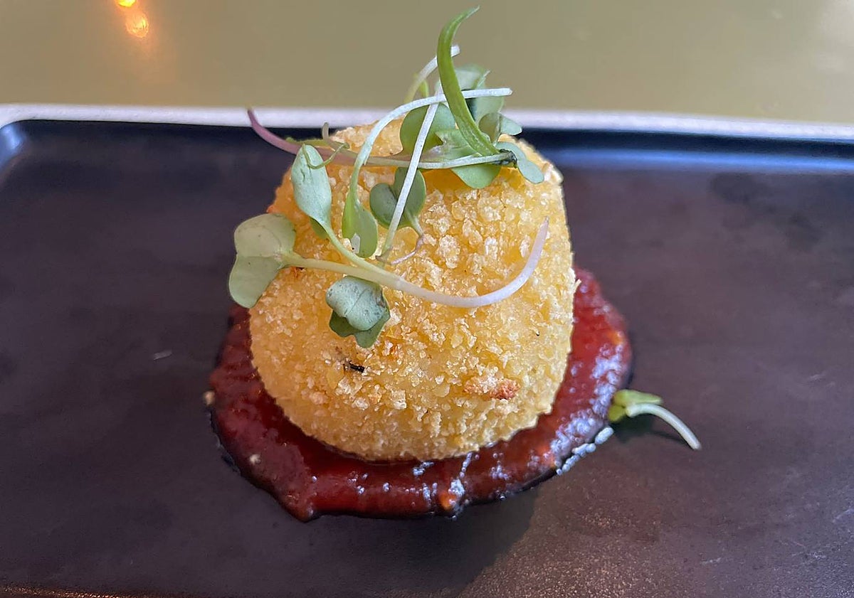 Imagen principal - Some of the tapas on offer in Granada.